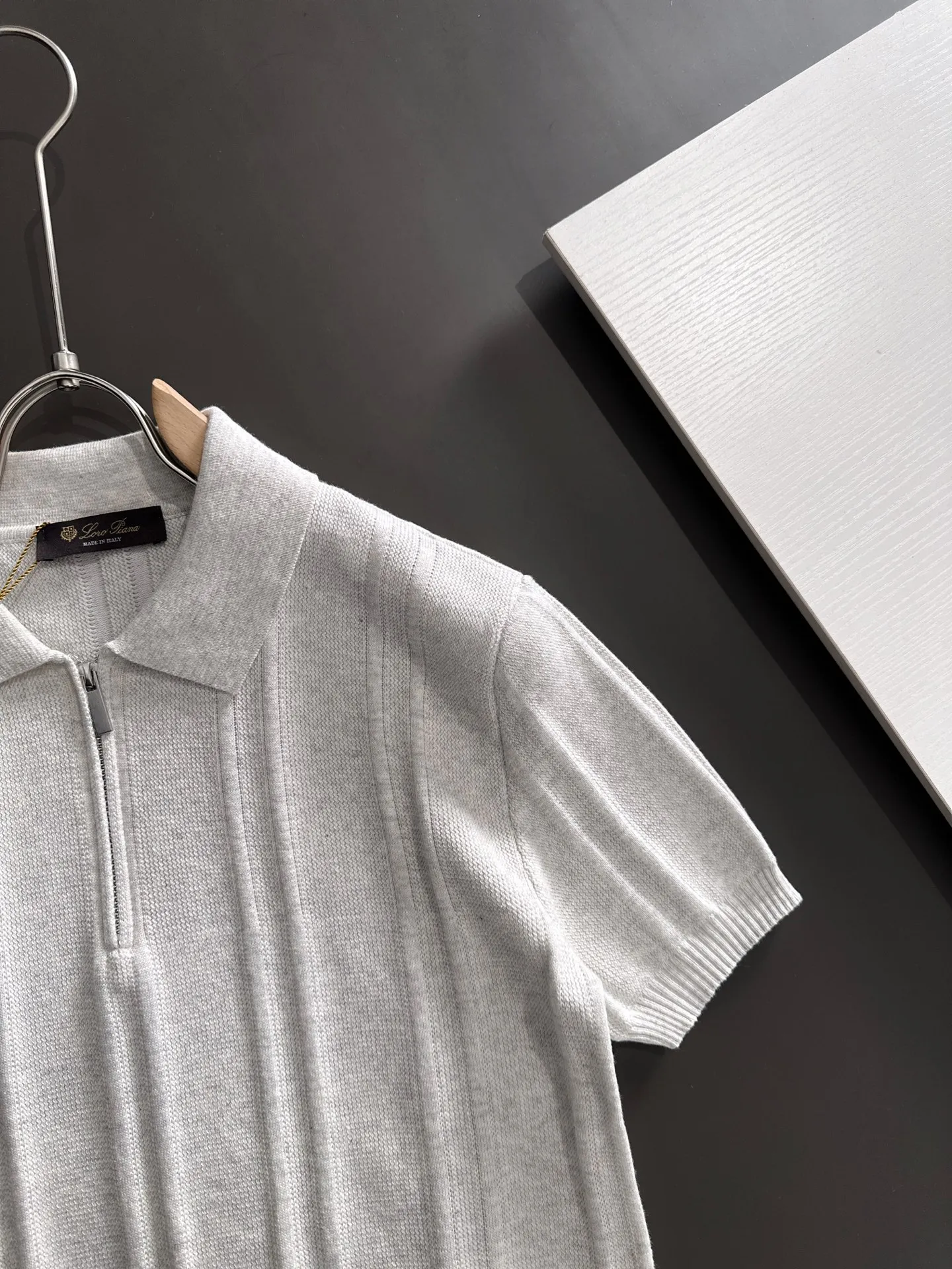 Next day shipment LP high quality Loro Piana 26ss New Arrival men's short-sleeved T-shirt Made of combed cotton yarn knitted cotton fabric, no pressure when entering and exiting the counter Exclusive control of raw materials It feels substantial when weighed, and the upper body is more textured than ordinary T-shirts. This texture can cope with the weather easily and is suitable for both hot and cold! Loose fit design, looks noble. The only correct version is available Size: M to XXXL